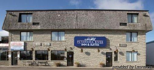 佩塔瓦瓦河酒店及套房 Petawawa 外观 照片